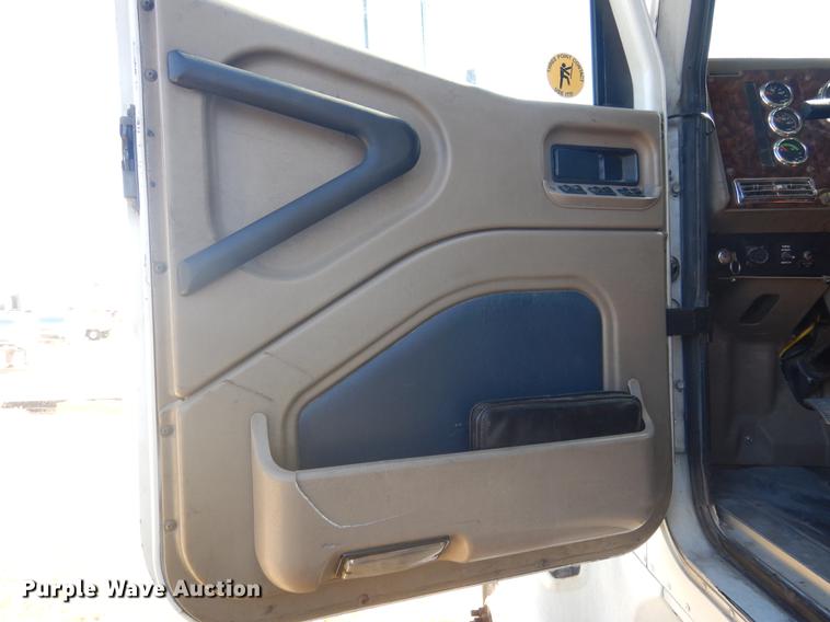 image for item DC5982 2006 International 9400i semi truck