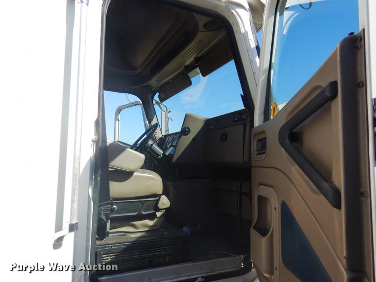 image for item DC5982 2006 International 9400i semi truck