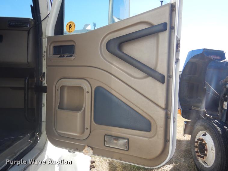 image for item DC5982 2006 International 9400i semi truck