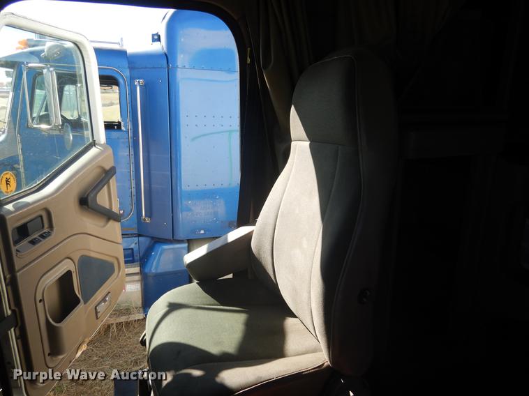 image for item DC5982 2006 International 9400i semi truck