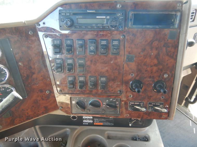 image for item DC5982 2006 International 9400i semi truck