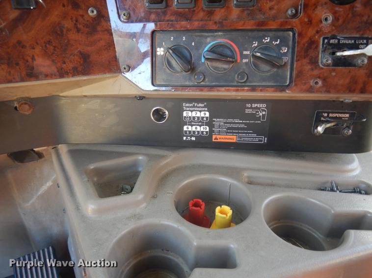 image for item DC5982 2006 International 9400i semi truck