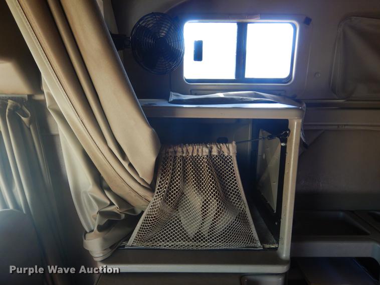 image for item DC5982 2006 International 9400i semi truck