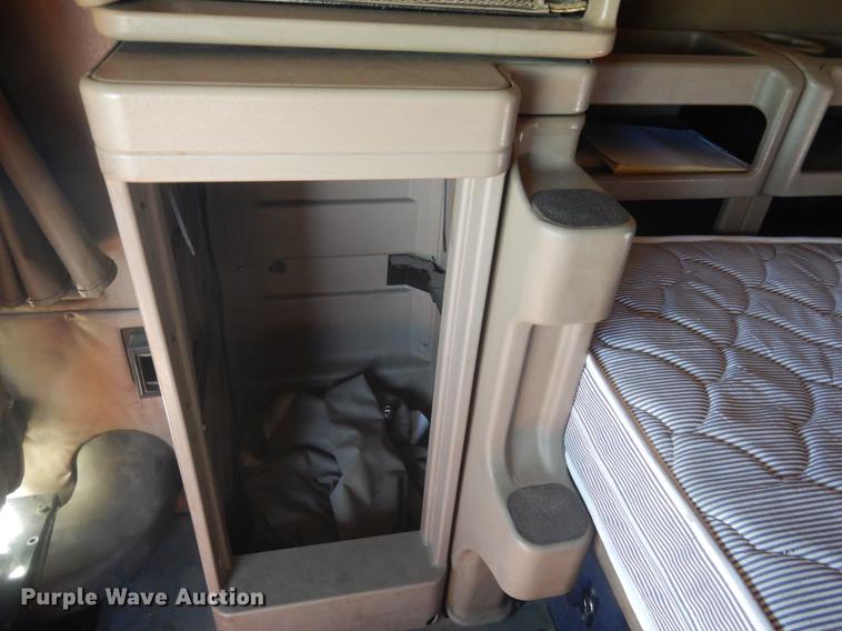 image for item DC5982 2006 International 9400i semi truck