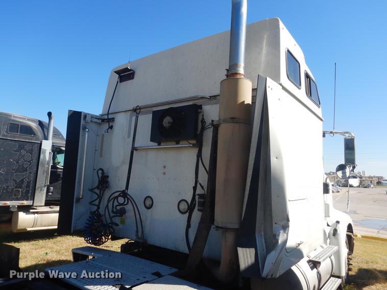 image for item DC5982 2006 International 9400i semi truck