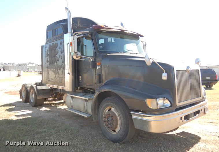 image for item DC5983 2007 International 9400i semi truck