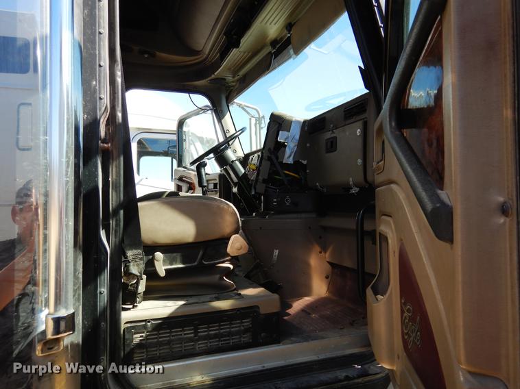 image for item DC5983 2007 International 9400i semi truck