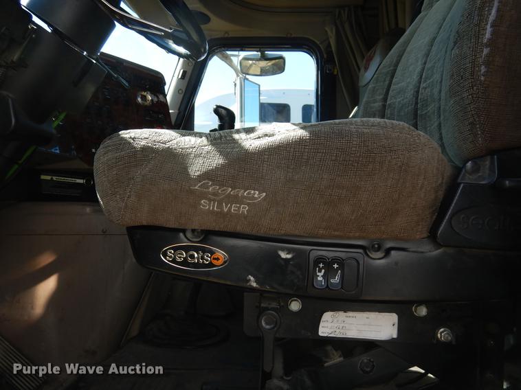 image for item DC5983 2007 International 9400i semi truck