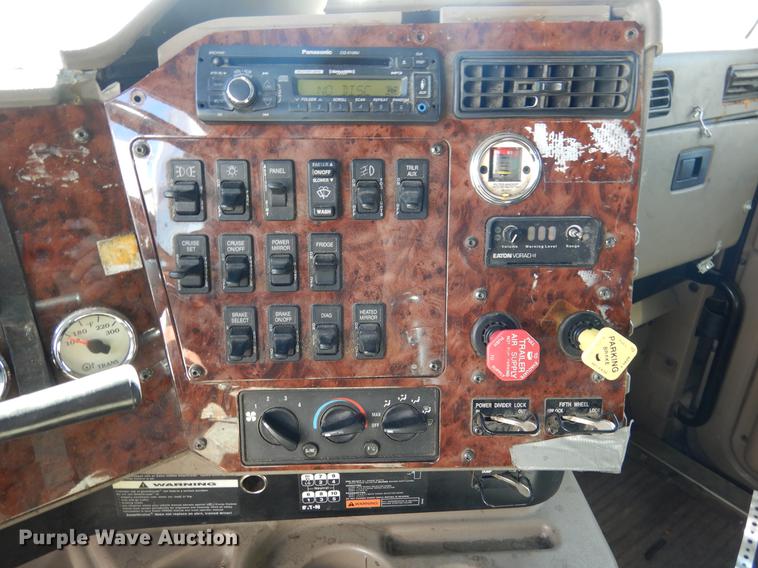 image for item DC5983 2007 International 9400i semi truck