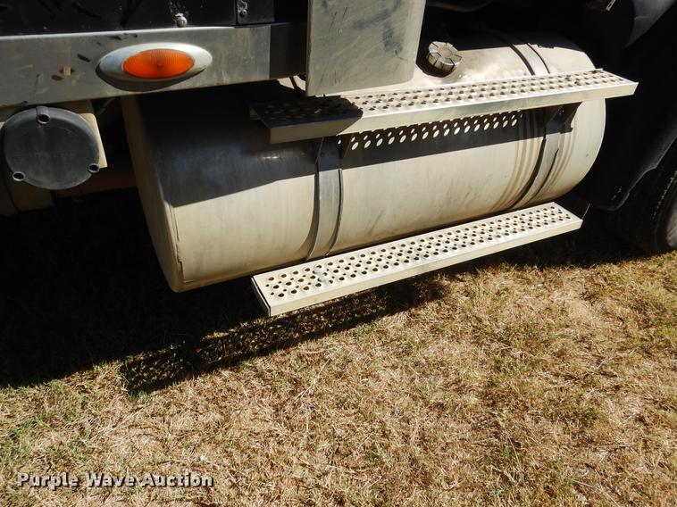 image for item DC5983 2007 International 9400i semi truck