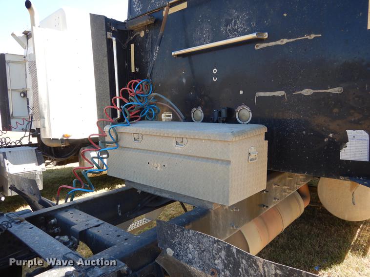 image for item DC5983 2007 International 9400i semi truck