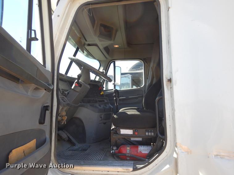 image for item DC5984 2005 Freightliner Columbia semi truck