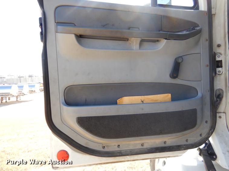 image for item DC5984 2005 Freightliner Columbia semi truck