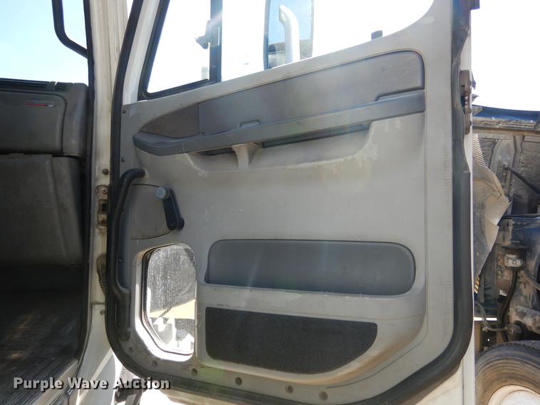 image for item DC5984 2005 Freightliner Columbia semi truck