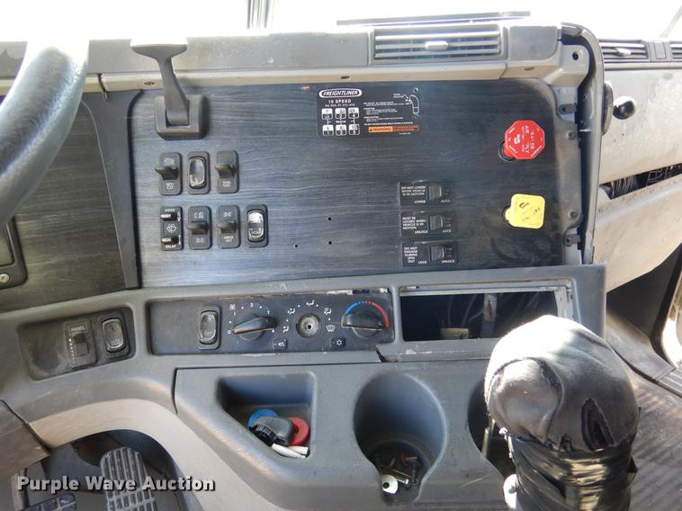 image for item DC5984 2005 Freightliner Columbia semi truck