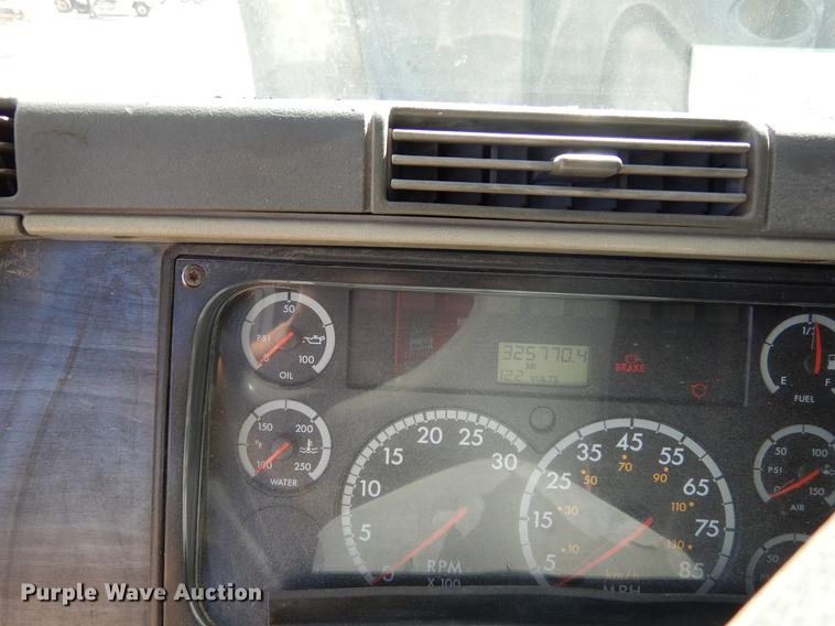 image for item DC5984 2005 Freightliner Columbia semi truck