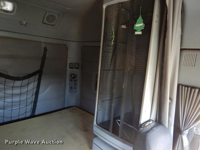 image for item DC5984 2005 Freightliner Columbia semi truck