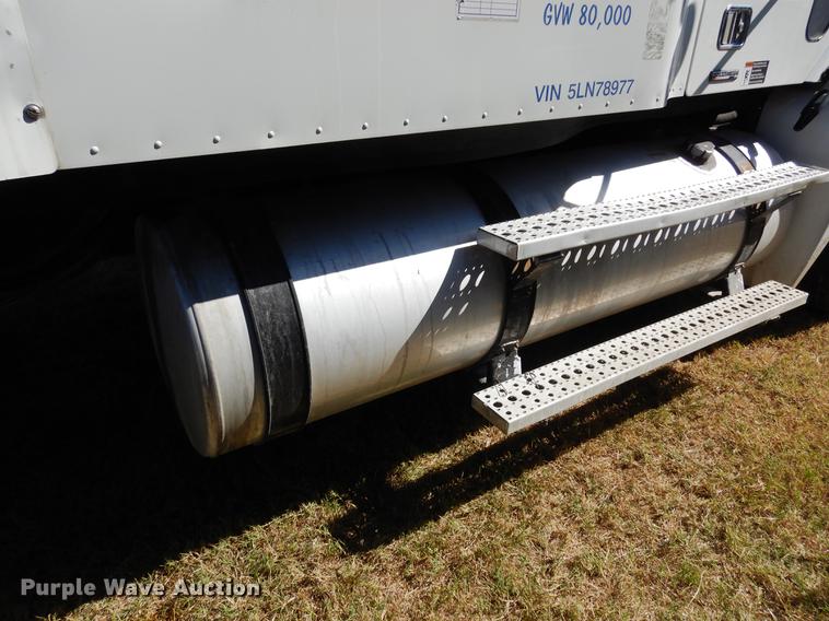 image for item DC5984 2005 Freightliner Columbia semi truck