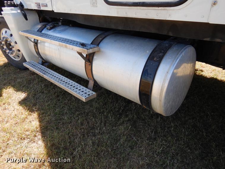 image for item DC5984 2005 Freightliner Columbia semi truck