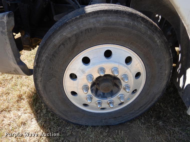 image for item DC5984 2005 Freightliner Columbia semi truck