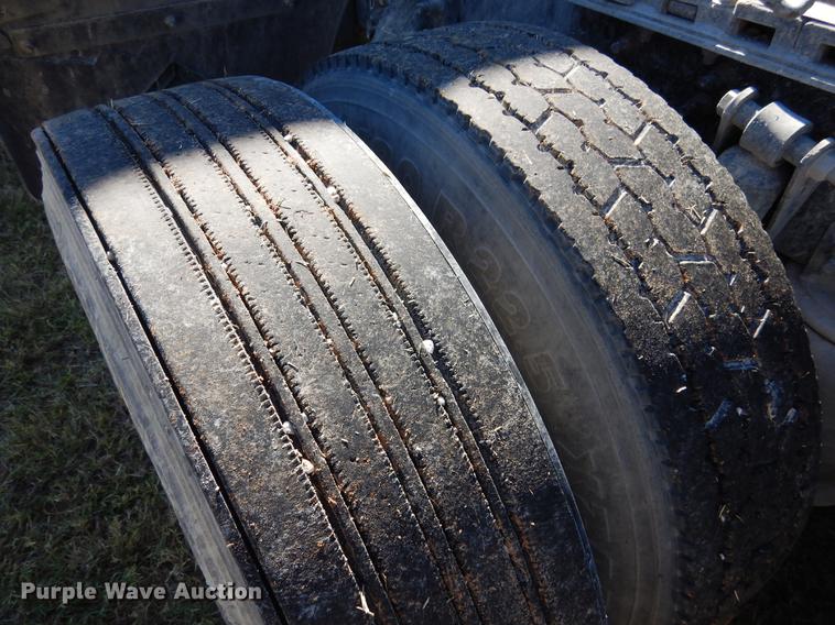 image for item DC5984 2005 Freightliner Columbia semi truck