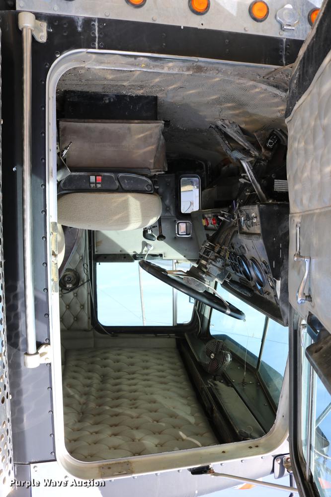 image for item DD0007 1988 Kenworth LW900 flatbed truck