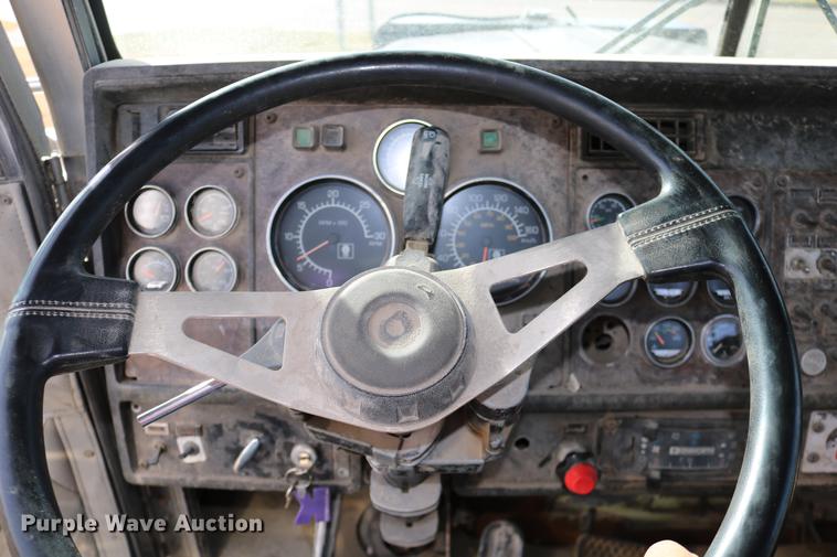 image for item DD0007 1988 Kenworth LW900 flatbed truck