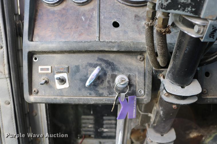 image for item DD0007 1988 Kenworth LW900 flatbed truck