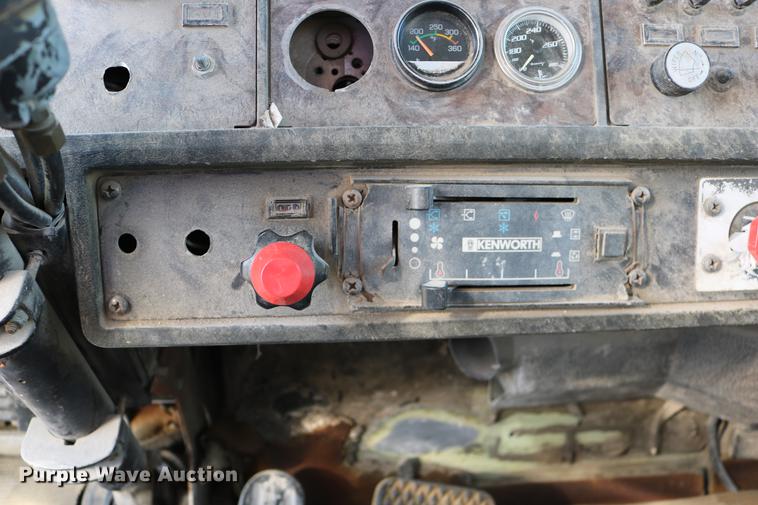 image for item DD0007 1988 Kenworth LW900 flatbed truck