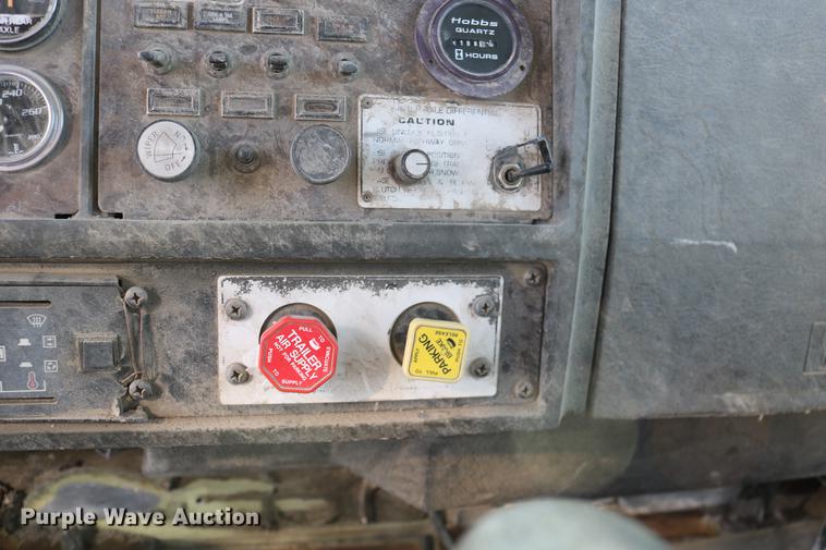 image for item DD0007 1988 Kenworth LW900 flatbed truck