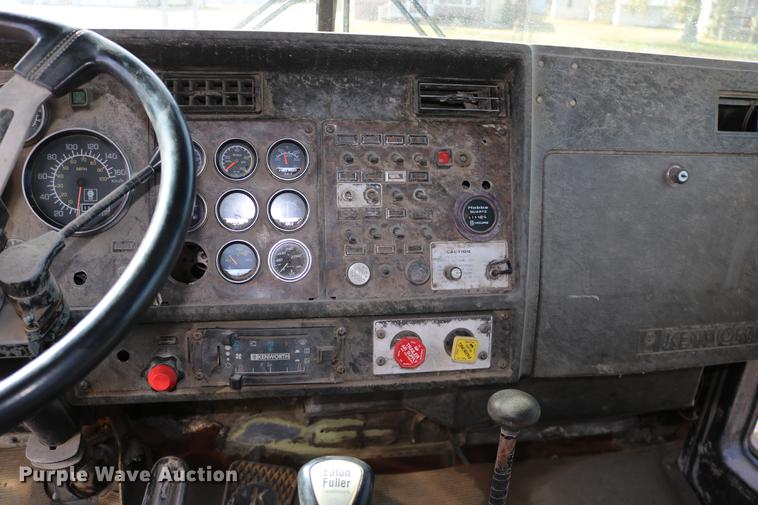 image for item DD0007 1988 Kenworth LW900 flatbed truck