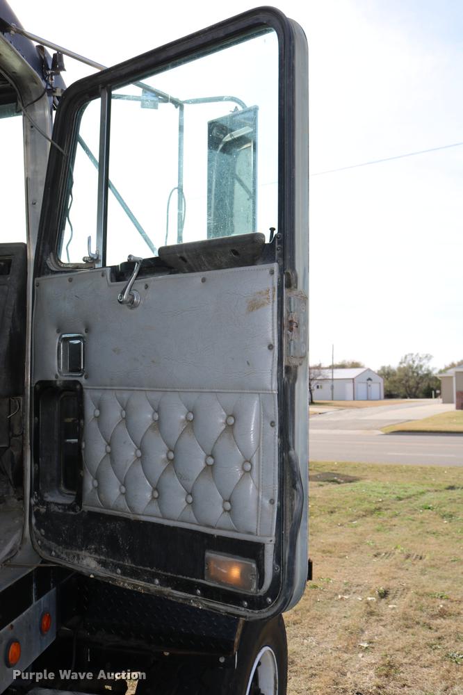 image for item DD0007 1988 Kenworth LW900 flatbed truck