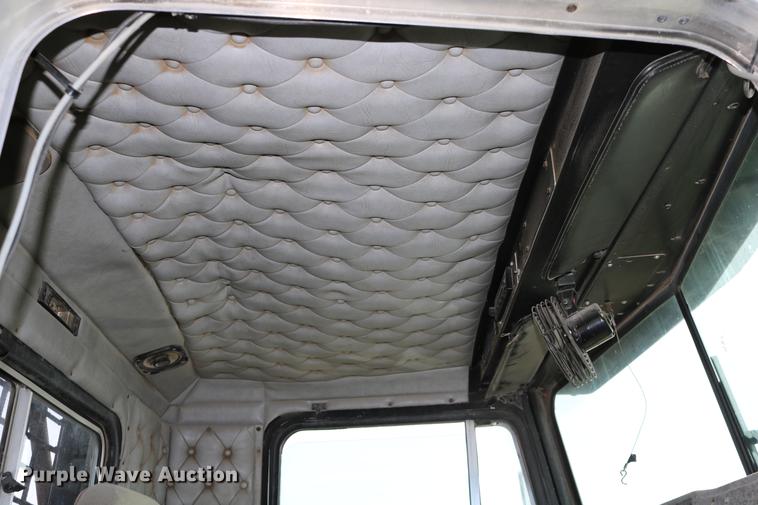 image for item DD0007 1988 Kenworth LW900 flatbed truck