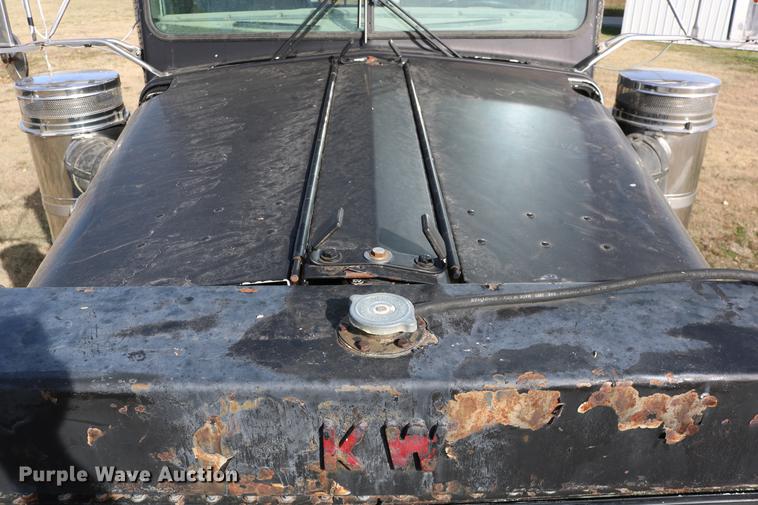 image for item DD0007 1988 Kenworth LW900 flatbed truck