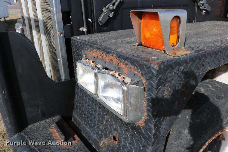 image for item DD0007 1988 Kenworth LW900 flatbed truck