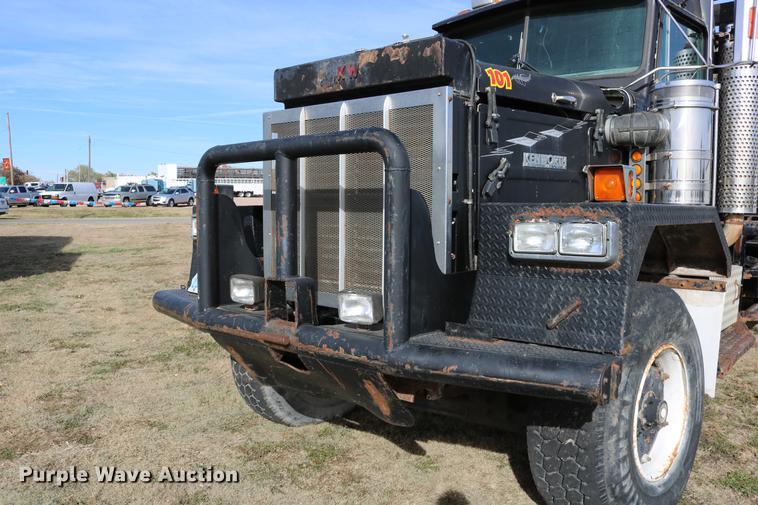 image for item DD0007 1988 Kenworth LW900 flatbed truck