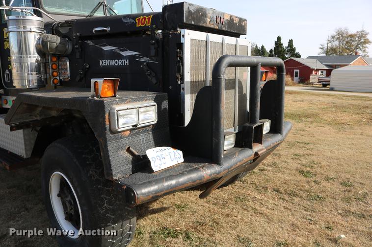 image for item DD0007 1988 Kenworth LW900 flatbed truck