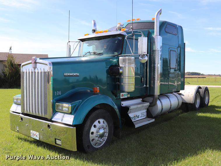 image for item ED9647 2005 Kenworth W900L semi truck