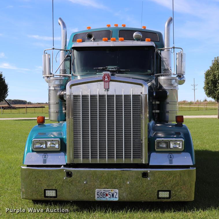 image for item ED9647 2005 Kenworth W900L semi truck