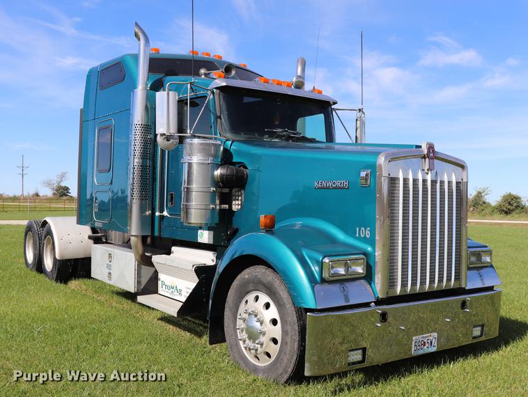 image for item ED9647 2005 Kenworth W900L semi truck