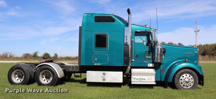 image for item ED9647 2005 Kenworth W900L semi truck