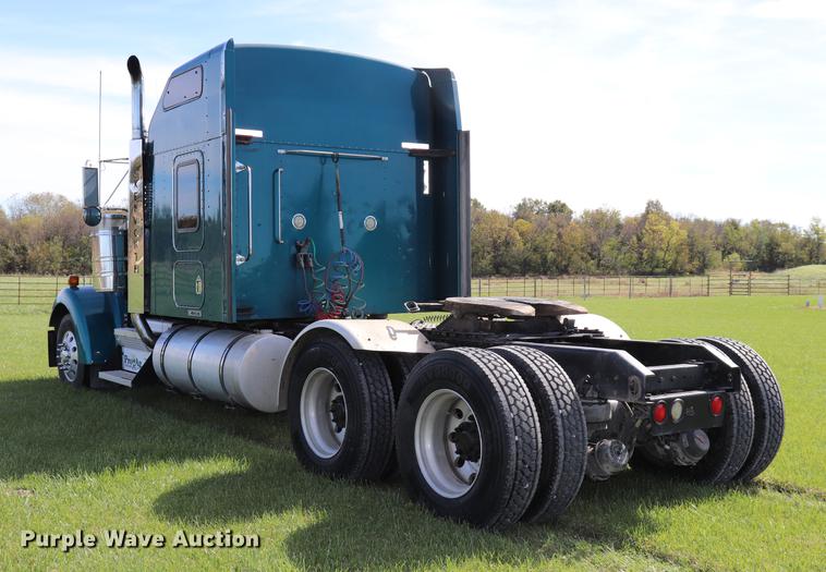 image for item ED9647 2005 Kenworth W900L semi truck
