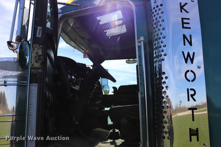 image for item ED9647 2005 Kenworth W900L semi truck