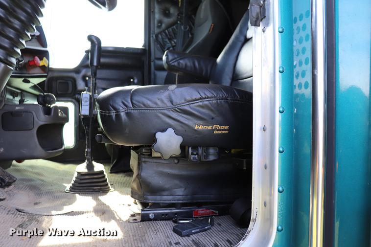 image for item ED9647 2005 Kenworth W900L semi truck