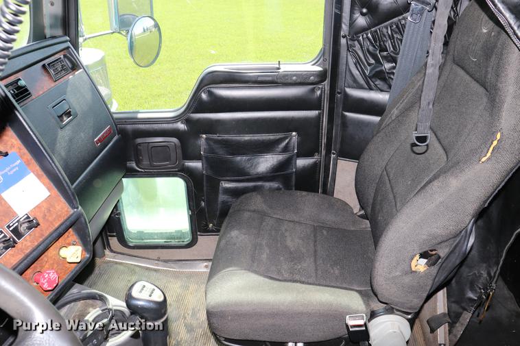 image for item ED9647 2005 Kenworth W900L semi truck