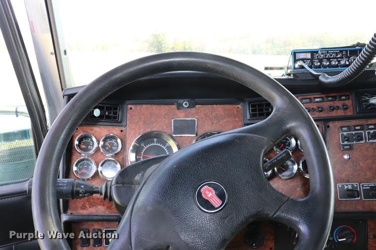 image for item ED9647 2005 Kenworth W900L semi truck