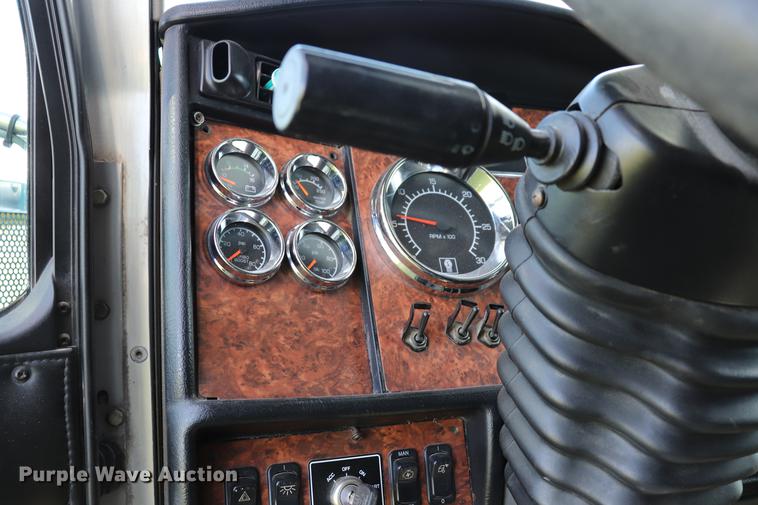 image for item ED9647 2005 Kenworth W900L semi truck