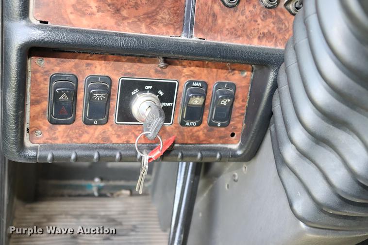 image for item ED9647 2005 Kenworth W900L semi truck