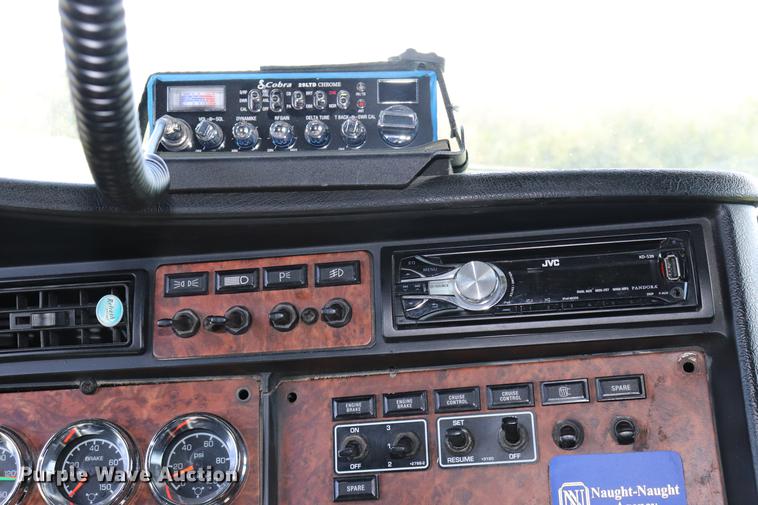 image for item ED9647 2005 Kenworth W900L semi truck