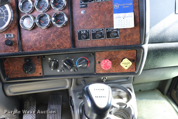 image for item ED9647 2005 Kenworth W900L semi truck